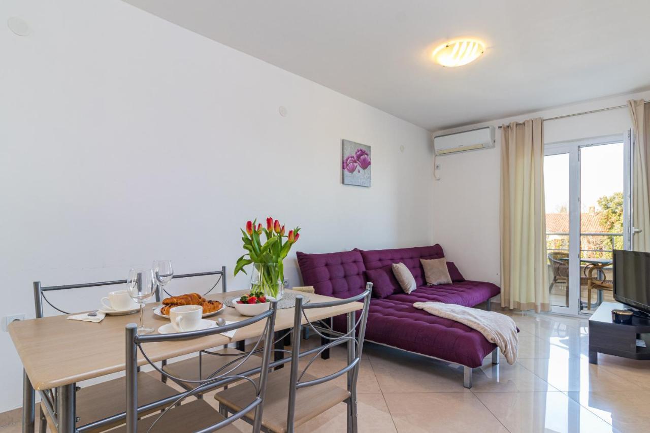 Apartments And Rooms Alenka Banjole Exterior foto
