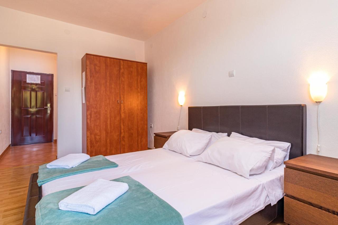 Apartments And Rooms Alenka Banjole Exterior foto
