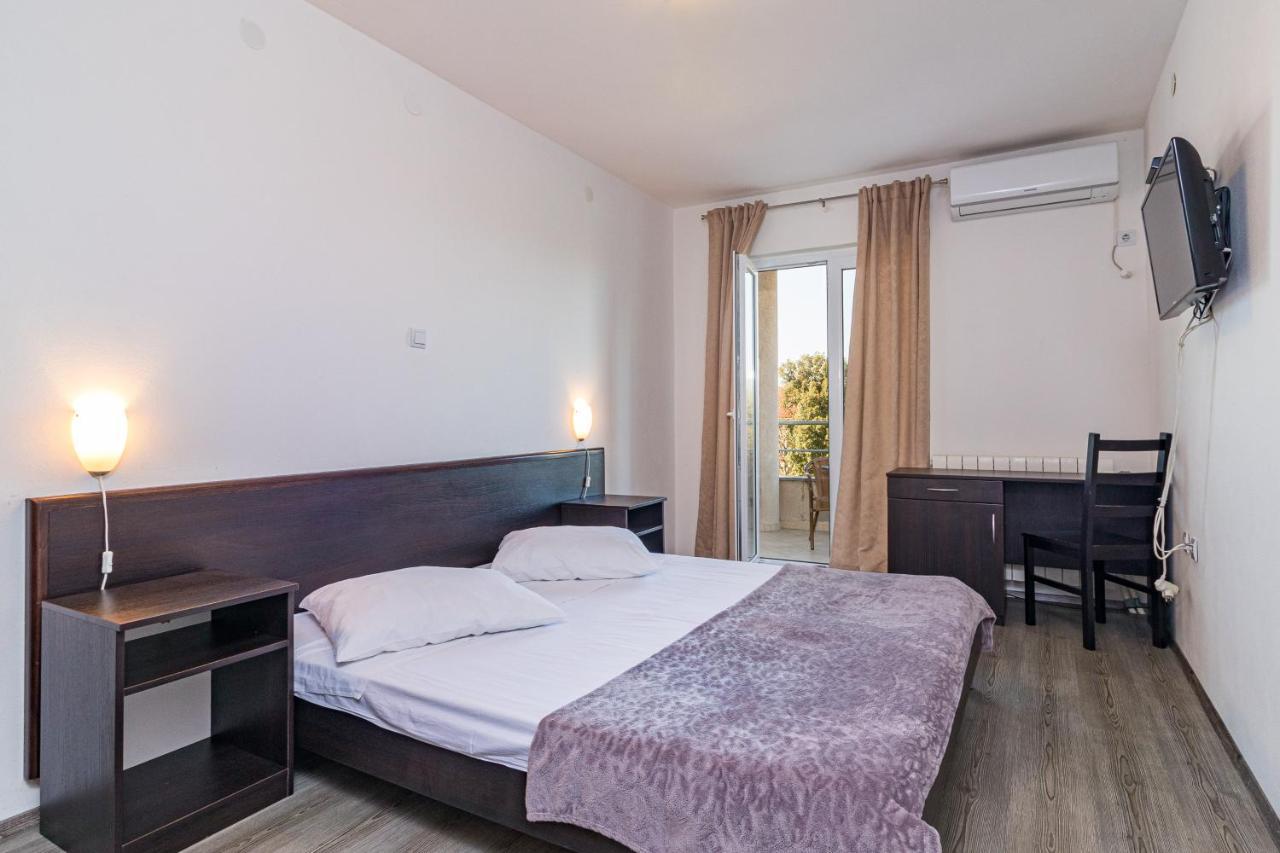 Apartments And Rooms Alenka Banjole Exterior foto