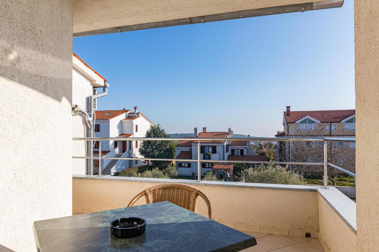 Apartments And Rooms Alenka Banjole Exterior foto