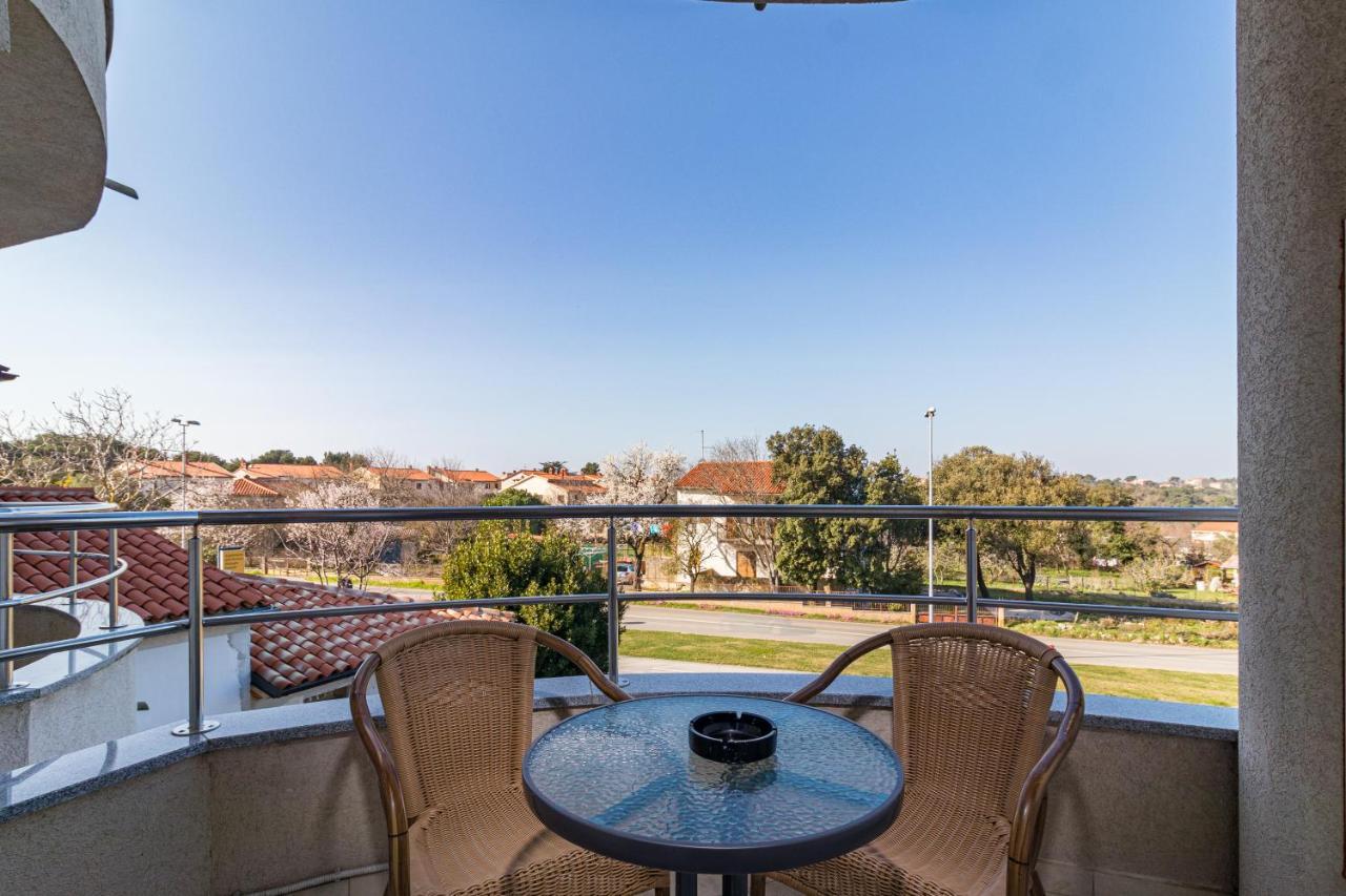 Apartments And Rooms Alenka Banjole Exterior foto