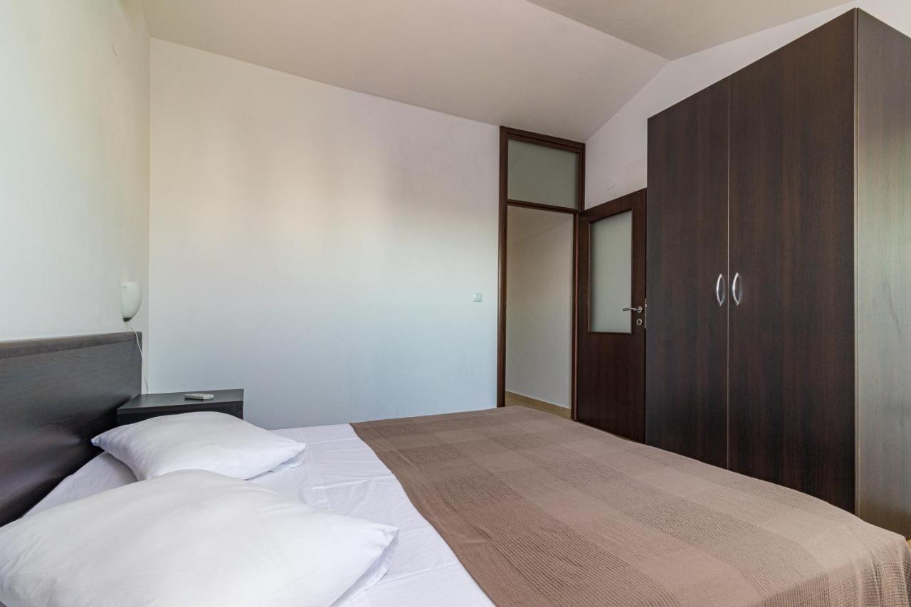 Apartments And Rooms Alenka Banjole Exterior foto