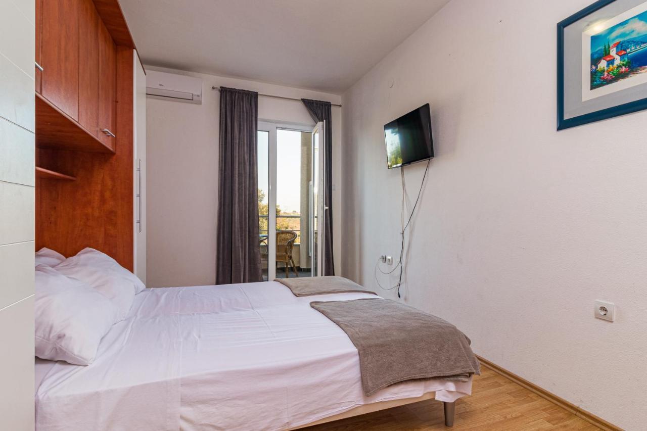 Apartments And Rooms Alenka Banjole Exterior foto