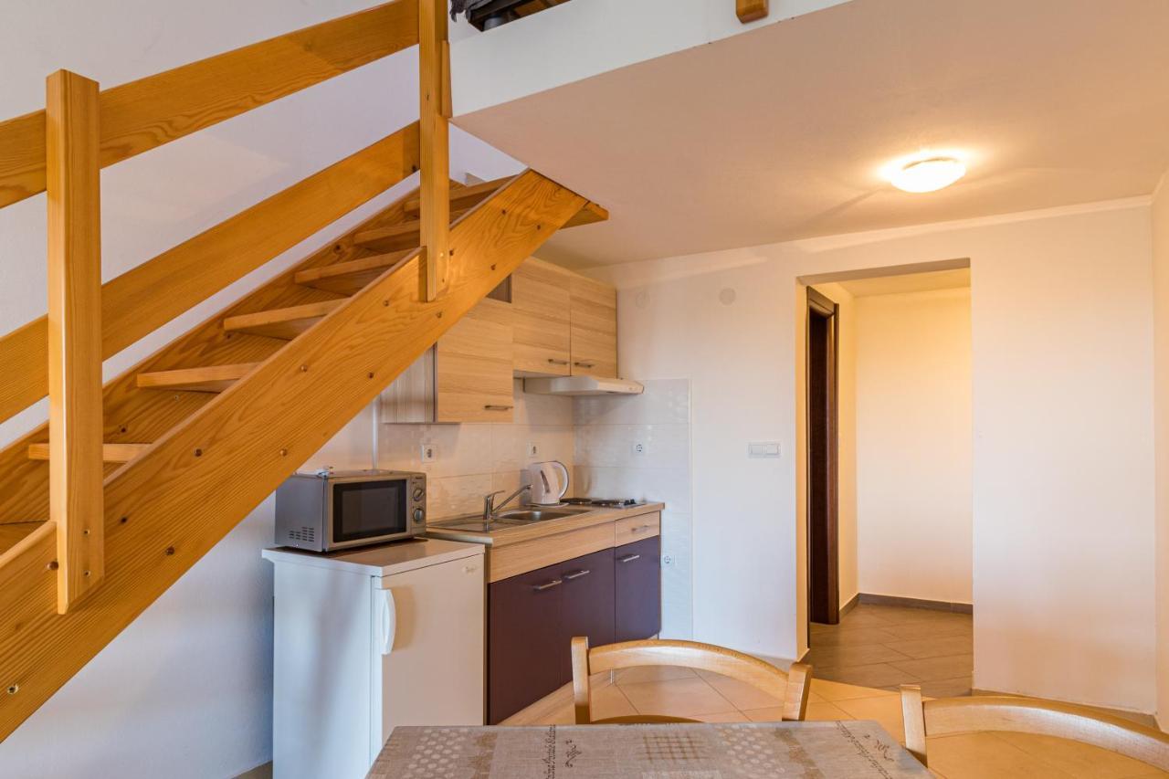 Apartments And Rooms Alenka Banjole Exterior foto