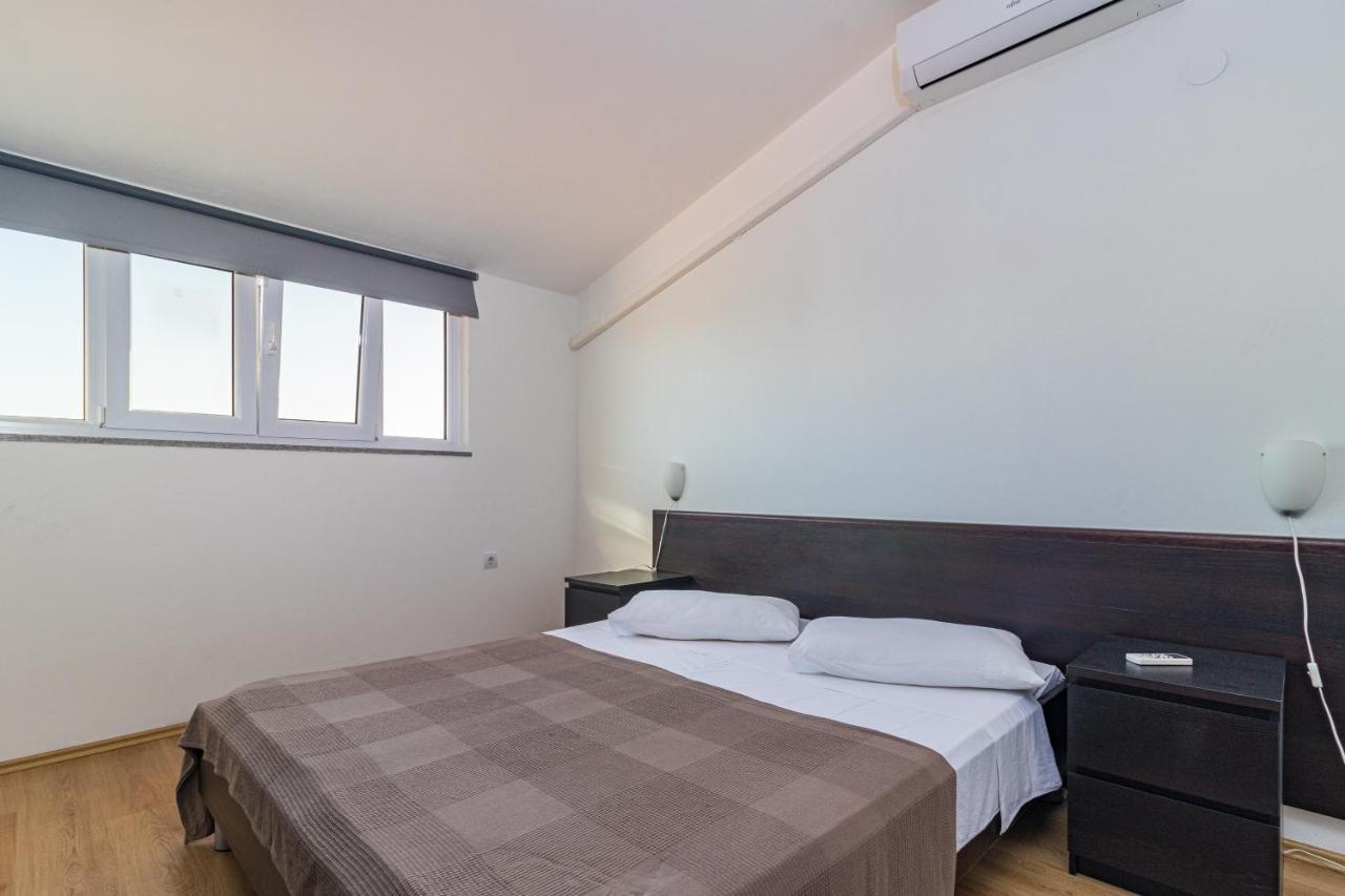 Apartments And Rooms Alenka Banjole Exterior foto