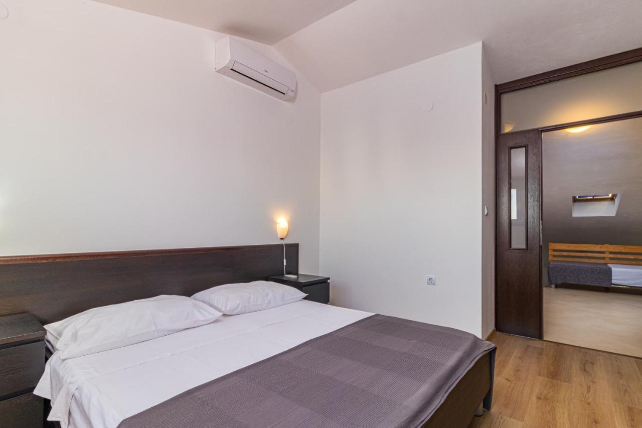 Apartments And Rooms Alenka Banjole Exterior foto
