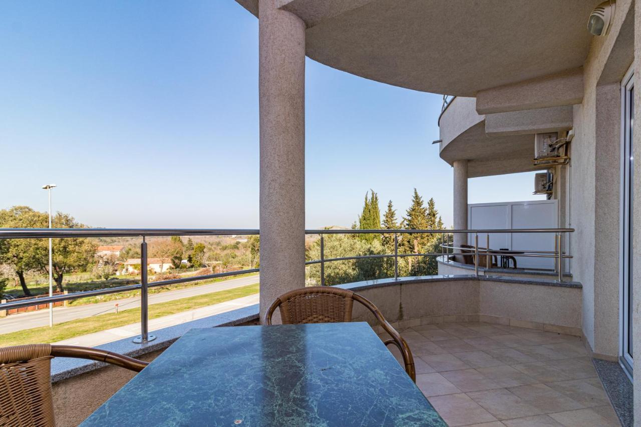 Apartments And Rooms Alenka Banjole Exterior foto