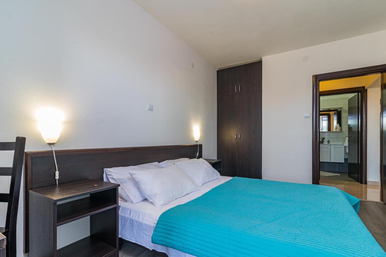 Apartments And Rooms Alenka Banjole Exterior foto
