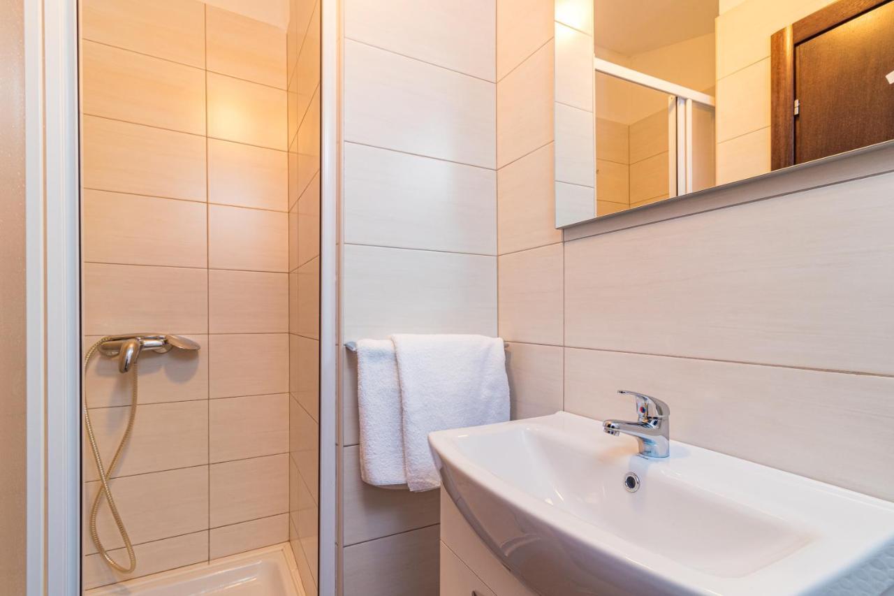 Apartments And Rooms Alenka Banjole Exterior foto