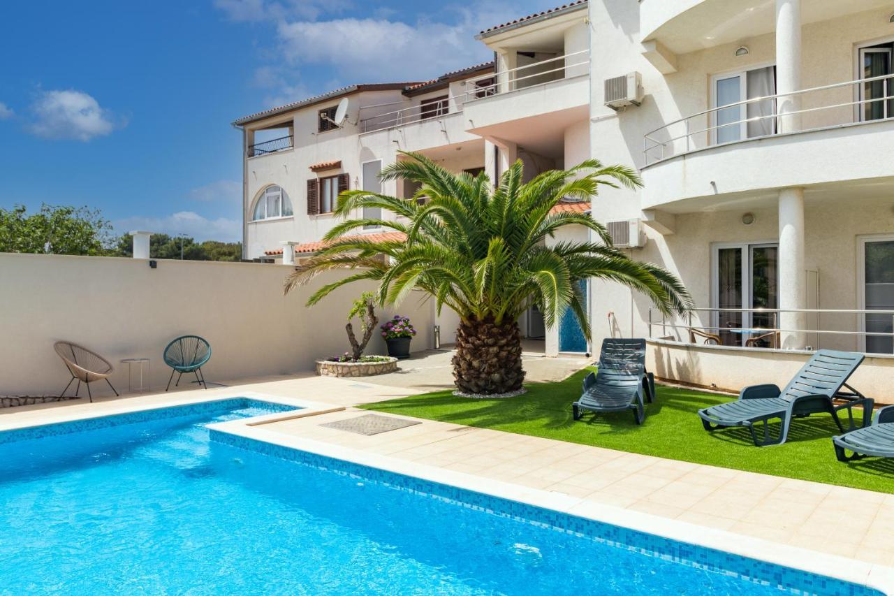 Apartments And Rooms Alenka Banjole Exterior foto