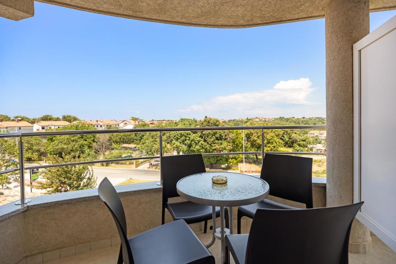 Apartments And Rooms Alenka Banjole Exterior foto