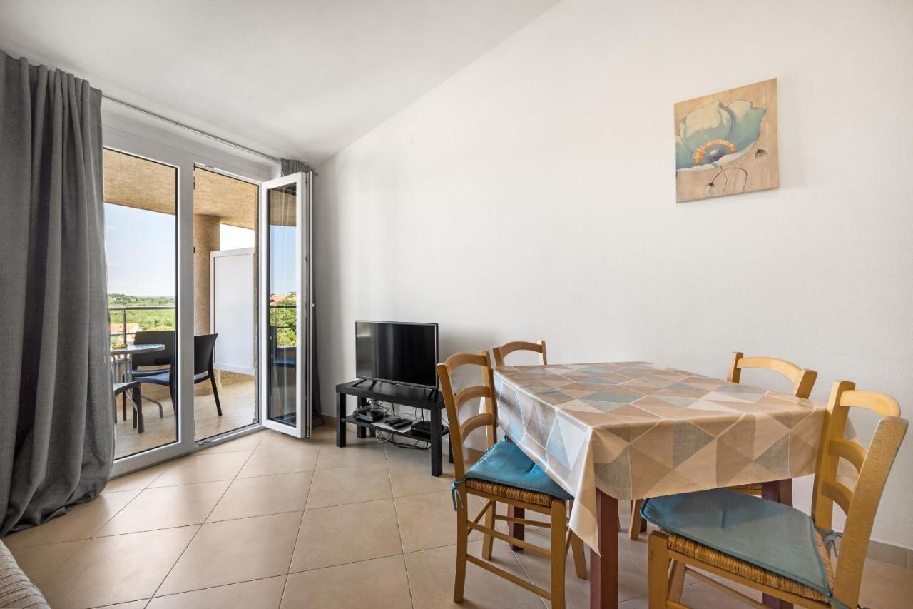 Apartments And Rooms Alenka Banjole Exterior foto