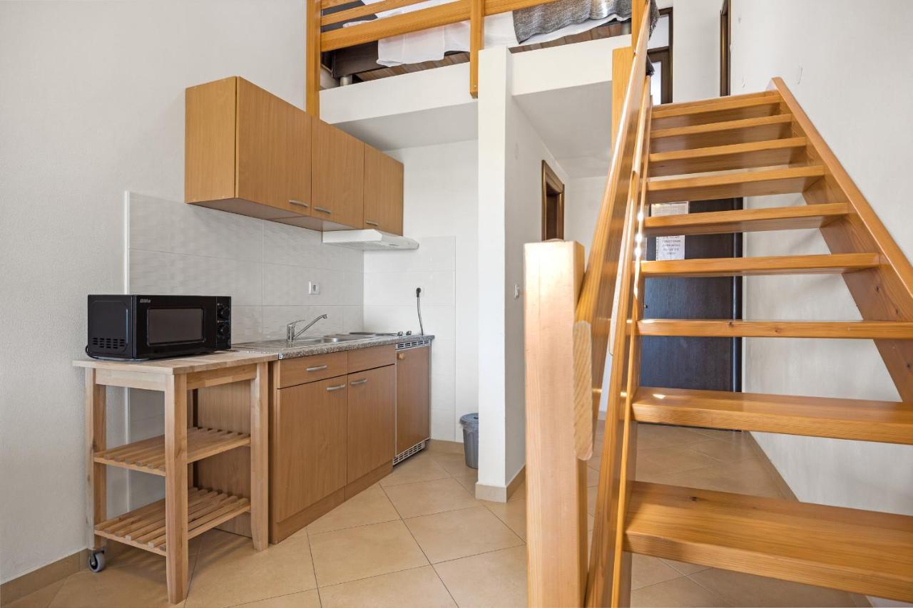 Apartments And Rooms Alenka Banjole Exterior foto