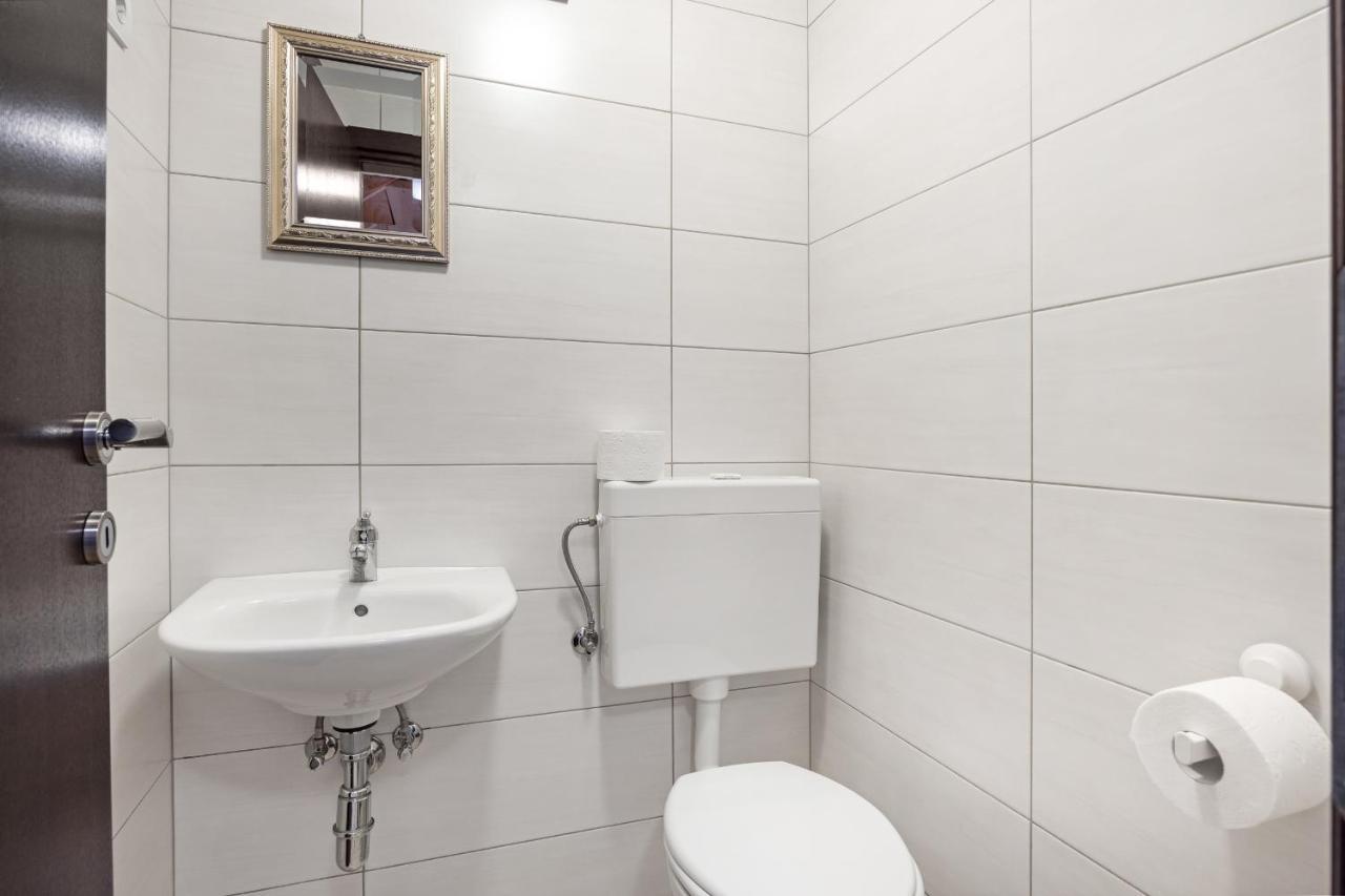 Apartments And Rooms Alenka Banjole Exterior foto