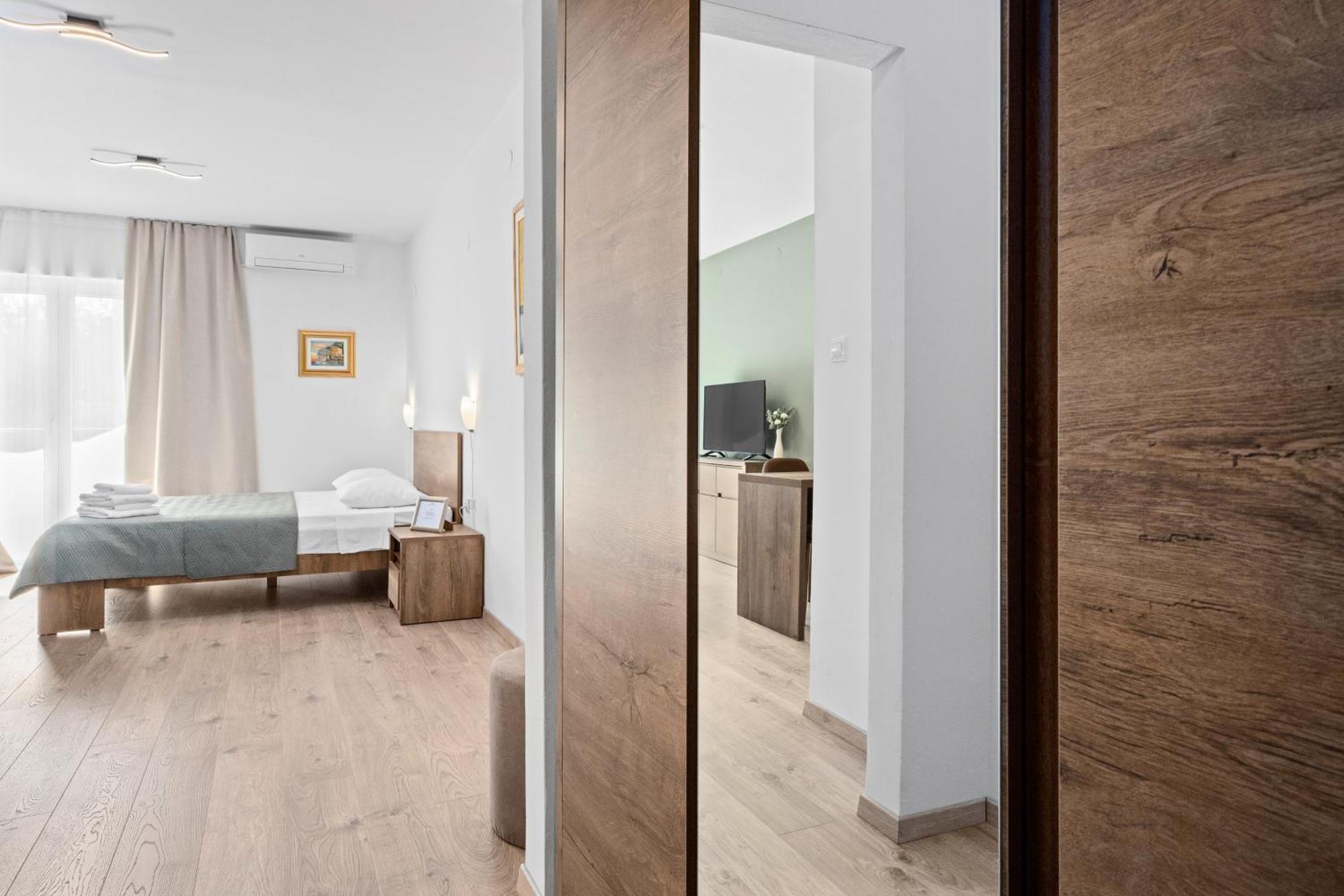 Apartments And Rooms Alenka Banjole Exterior foto