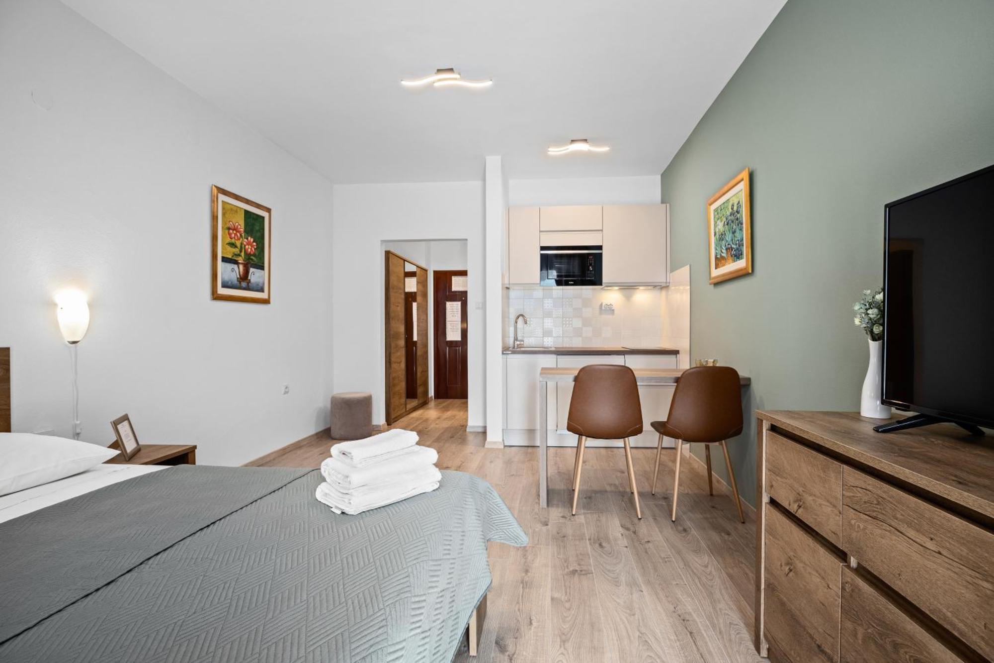 Apartments And Rooms Alenka Banjole Exterior foto